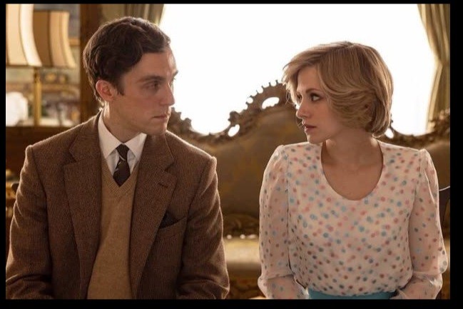 Jack Farthing como o prícipe Charles e Kristen Stewart como DianaDivulgação