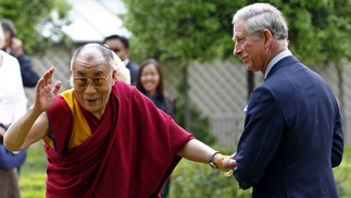 Dalai Lama com o príncipe Charles  — Foto: REUTERS/Alessia Pierdomenico (BRETANHA)