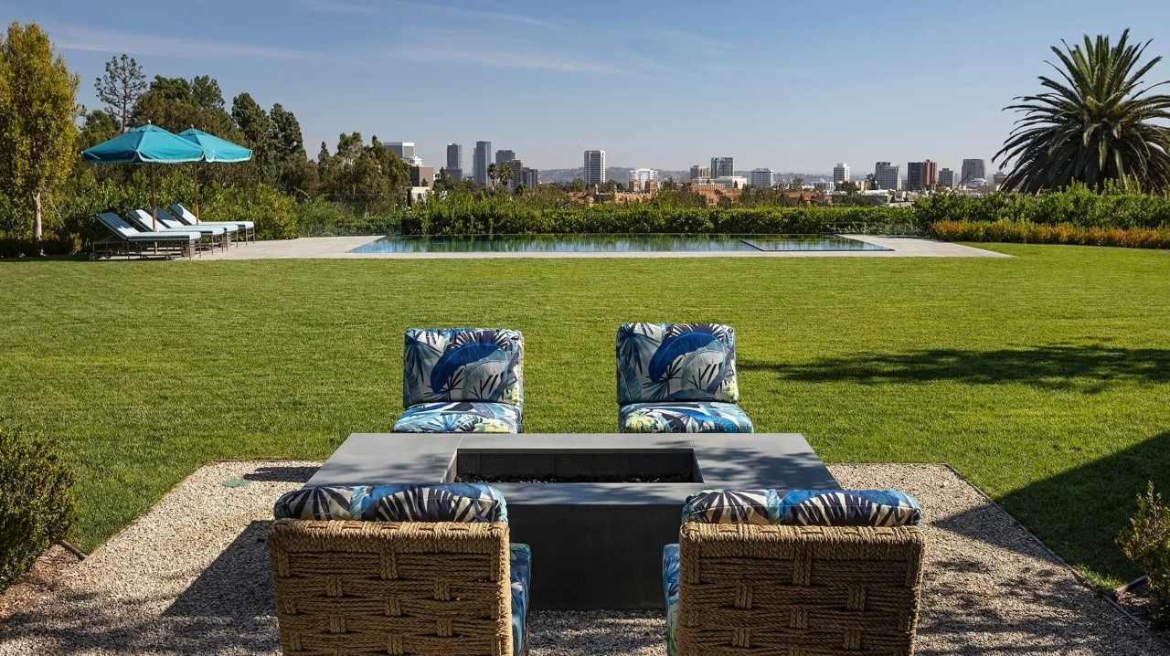 Área aberta de mansão de Jennifer Lopez e Ben Affleck tem piscina com vista da cidade Los Angeles — Foto: Divulgação