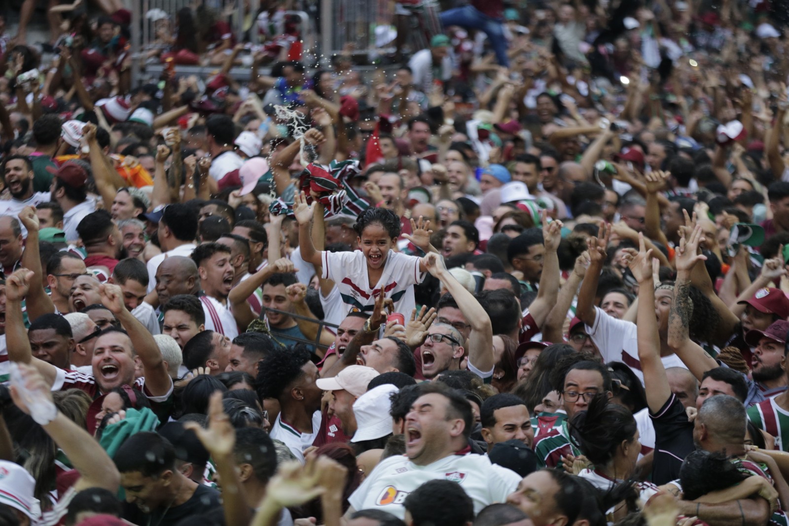 Fluminense x Boca Juniors - Torcedores comemoram o primeiro gol do Fluminense na Cinelância. — Foto: Domingos Peixoto / Agência O Globo