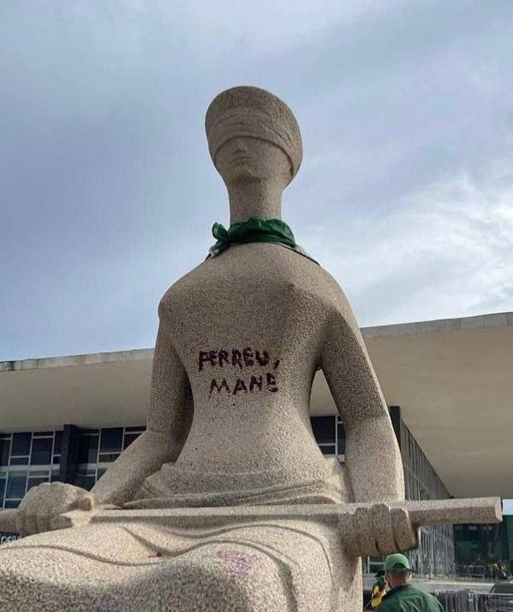 Escultura de Alfredo Ceschiatti, no STF, foi vandalizada por terroristas em Brasília — Foto: Reprodução/Twitter