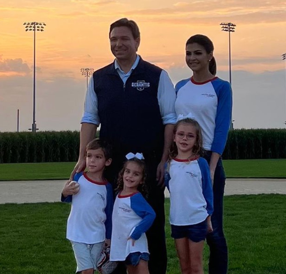 Ron e Casey DeSantis posam com os filhos — Foto: Reprodução/Instagram