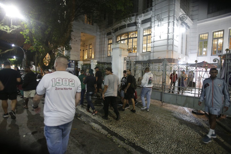 Grupo de torcedores do Fluminense protesta na sede do clube tricolor — Foto: Alexandre Cassiano