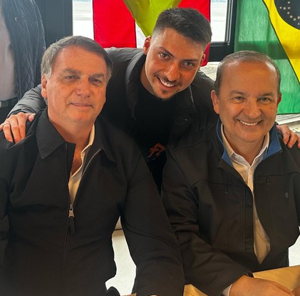 Jair Bolsonaro ao lado do filho 04, Jair Renan, e do governador de SC Jorginho Mello