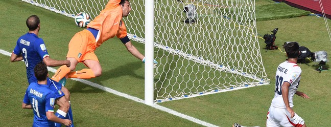 Brian Ruiz (à direita) balança a rede pela Costa Rica contra a Itália: seleção da América Central surpreendeu em 2014 — Foto: Javier Soriano/AFP