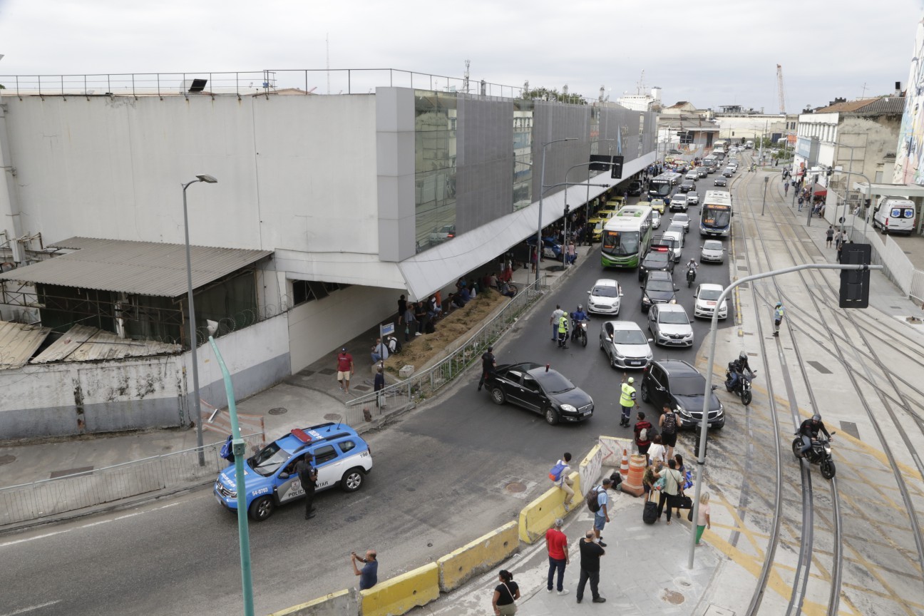 Trânsito foi bloqueado no entorno da Rodoviária Novo Rio devido ao tiroteio - Foto Domingos Peixoto