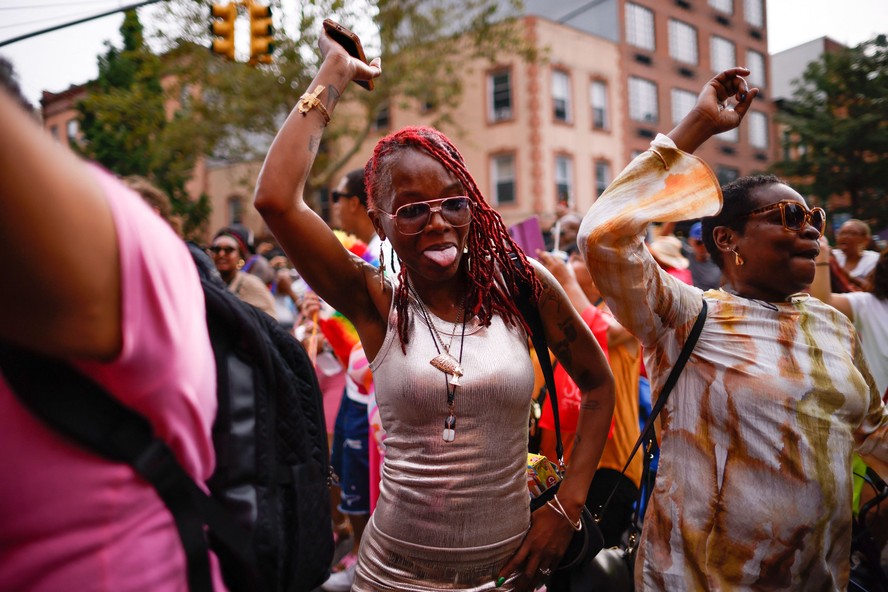 Público dança durante celebração dos 50 anos do hip hop no Brooklyn, em Nova York