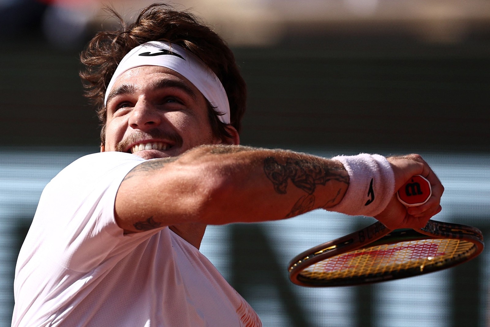 Thiago Wild comemora vitória sobre Daniil Medvedev, número 2 do mundo, em Roland Garros — Foto: Anne-Christine POUJOULAT / AFP