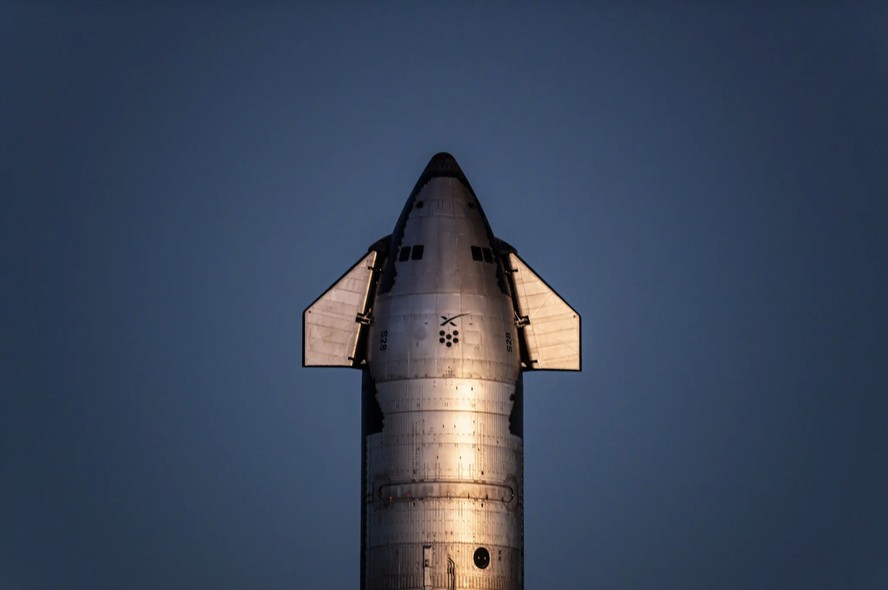 Starship, o estágio superior do novo foguete da SpaceX, em sua plataforma de lançamento em Boca Chica, Texas. A Administração Federal de Aviação não esperava um gigante como a Starship — e não conduziu inicialmente uma avaliação abrangente do impacto ambiental para seu tamanho