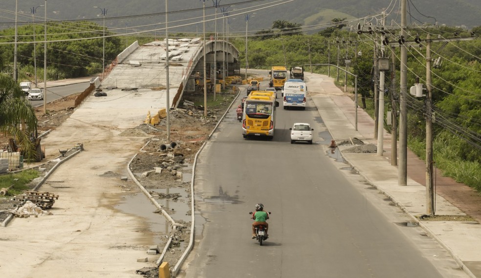 Obras do BRT Transoeste em ritmo de finalização. Estação Mato Alto, em Guaratiba — Foto: Gabriel de Paiva/ Agência O Globo