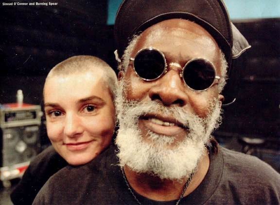 Sinead O'Connor com Burning Spear. Foto divulgação