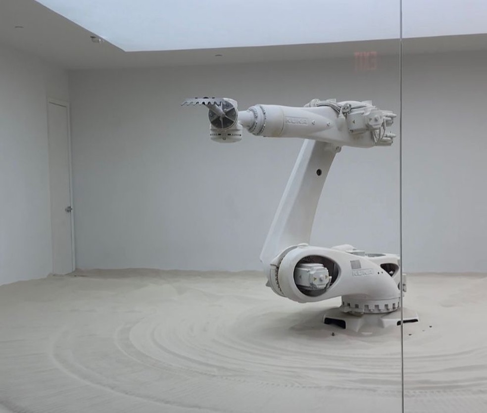 Robô que brinca na areia: braço mecânico faz desenhos entre os grãos — Foto: Mariana Rosário