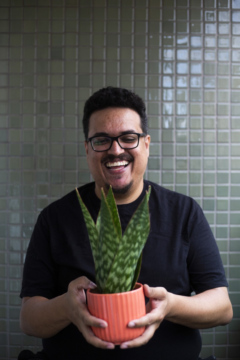 Vitor Soares gostou de comprar plantas pela internet por conta da praticidade — Foto: Maria Isabel Oliveira | Agência O Globo