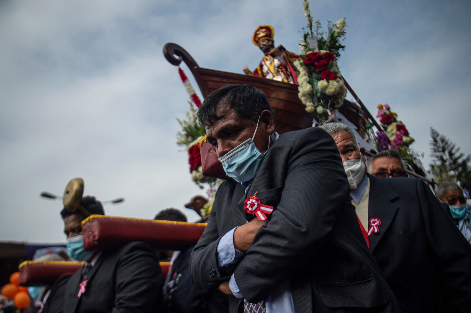 Homens carregam a imagem de São Pedro, padroeiro dos pescadores, durante uma procissão em Lima, Peru — Foto: ERNESTO BENAVIDES / AFP