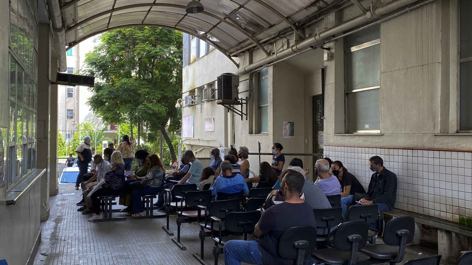 Pacientes esperando para atendimento na área de exames no Hospital Geral de Bonsucesso. — Foto: Márcia Foletto