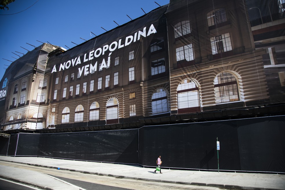 Fachada está coberta com um anúncio: 'A nova Leopoldina vem aí' — Foto: Guito Moreto / Agência O Globo