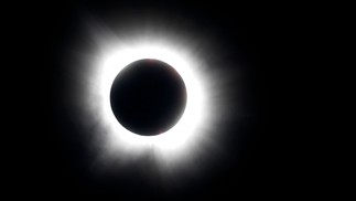 Momento em que a lua eclipsa totalmente o sol visto de Fort Worth, Texas. — Foto: Ron Jenkins/Getty Images/AFP