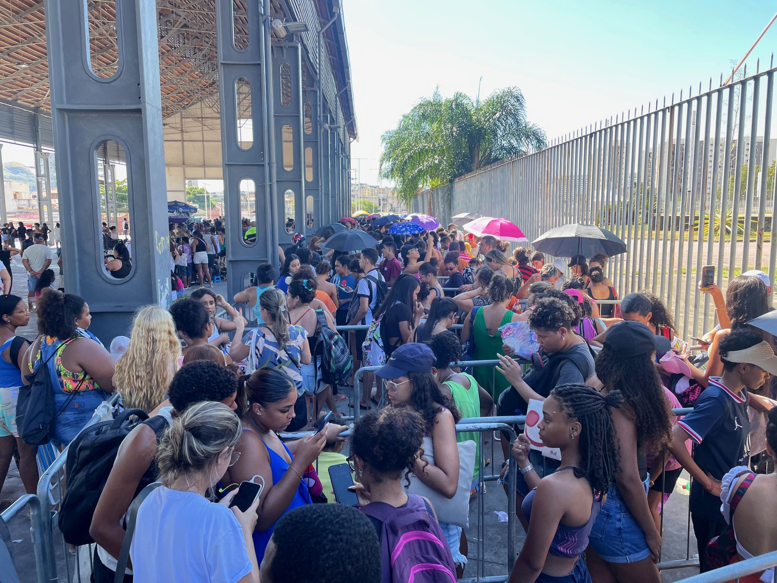 Fãs de Bruno Mars se aglomeram na porta do Engenhão para comprar ingressos para o show — Foto: Fábio Rossi/Agência O Globo