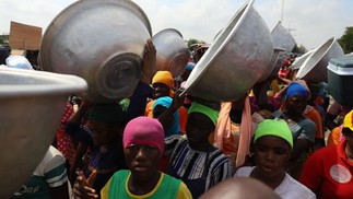 Protesto contra o aumento do custo de vida em Accra, Gana, segue pelo segundo dia. A nação da África Ocidental, recuperado-se dos efeitos da pandemia, sente o impacto da guerra da Rússia na Ucrânia com disparada da inflação que ultrapassou 27 por cento este mês - o nível mais alto em quase duas décadas  — Foto: NIPAH DENNIS / AFP