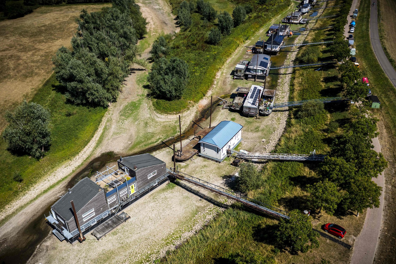 Vista aérea registrada por drone em 10 de agosto de 2022 mostra casas flutuantes no leito seco do rio Waal, perto de Beneden-Leeuwen, na Holanda — Foto: Rob Engelaar / ANP / AFP