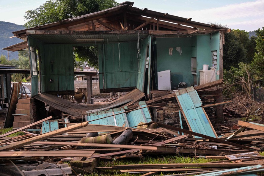 Casa destruída após enchente em Encantado, no Rio Grande do Sul: relação do estado com o governo federal ainda patina