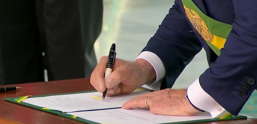 O presidente Luiz Inácio Lula da Silva assina suas primeiras medidas