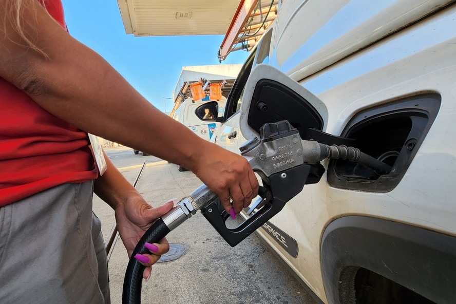 Frentista reabastece automóvel em posto de gasolina. Petrobras anunciou reajuste de preços nesta segunda
