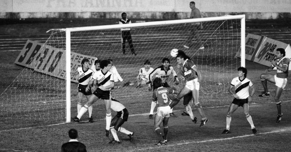 Tite no momento da cabeçada que deu a vitória do Guarani sobre o Vasco, em 1986 — Foto: Eurico Dantas/Agência O GLOBO