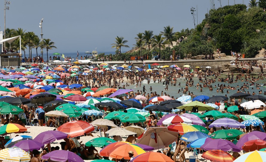 A Praia do Arpoador ficou lotada no último domingo do verão