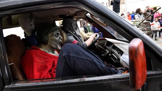 Foliões mascarados são vistos em um carro durante o tradicional carnaval de Ituren, na província de Navarra, no norte da Espanha — Foto: ANDER GILLENEA/AFP