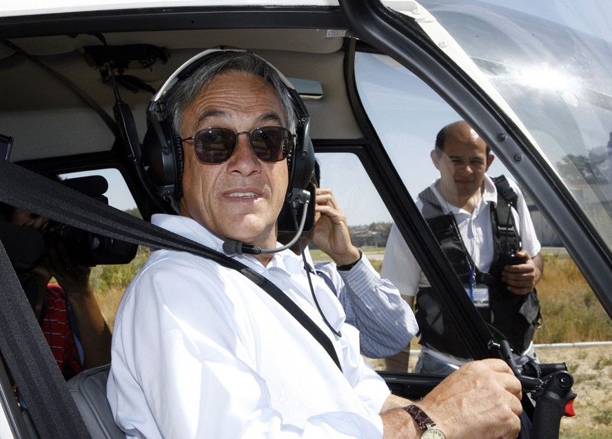 O candidato presidencial conservador chileno Sebastian Pinera (C) da 'Alianza por Chile' é visto a bordo de seu helicóptero após votar em Santiago, em 15 de janeiro de 2006.