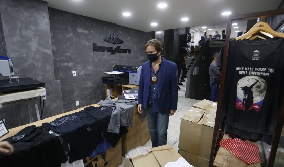 Demétrio durante ação realizada em março e batizada de "raposa no galinheiro", durante a qual recolheu as mil peças que ele mesmo havia encomendado semanas antes Foto: Fabiano Rocha / Agência O Globo