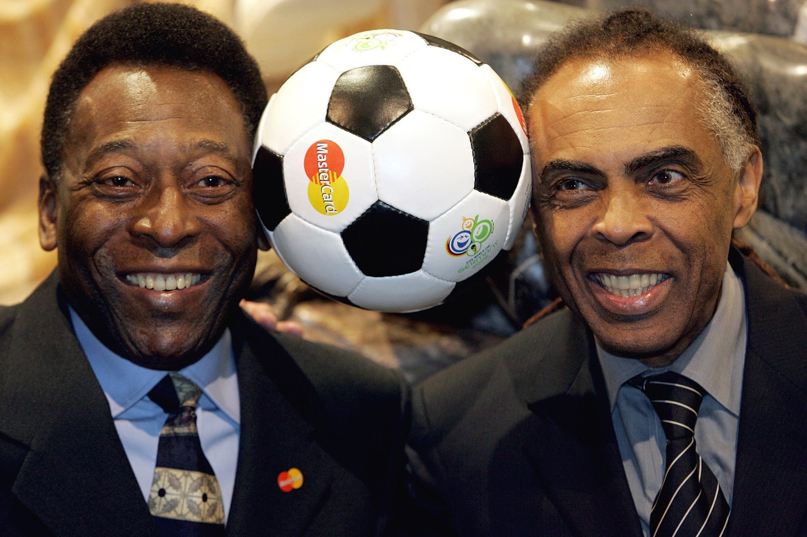 Pelé posa com o então Ministro da Cultura Gilberto Gil, na véspera do sorteio final da Copa do Mundo de futebol da Fifa de 2006AFP - 08/12/2005
