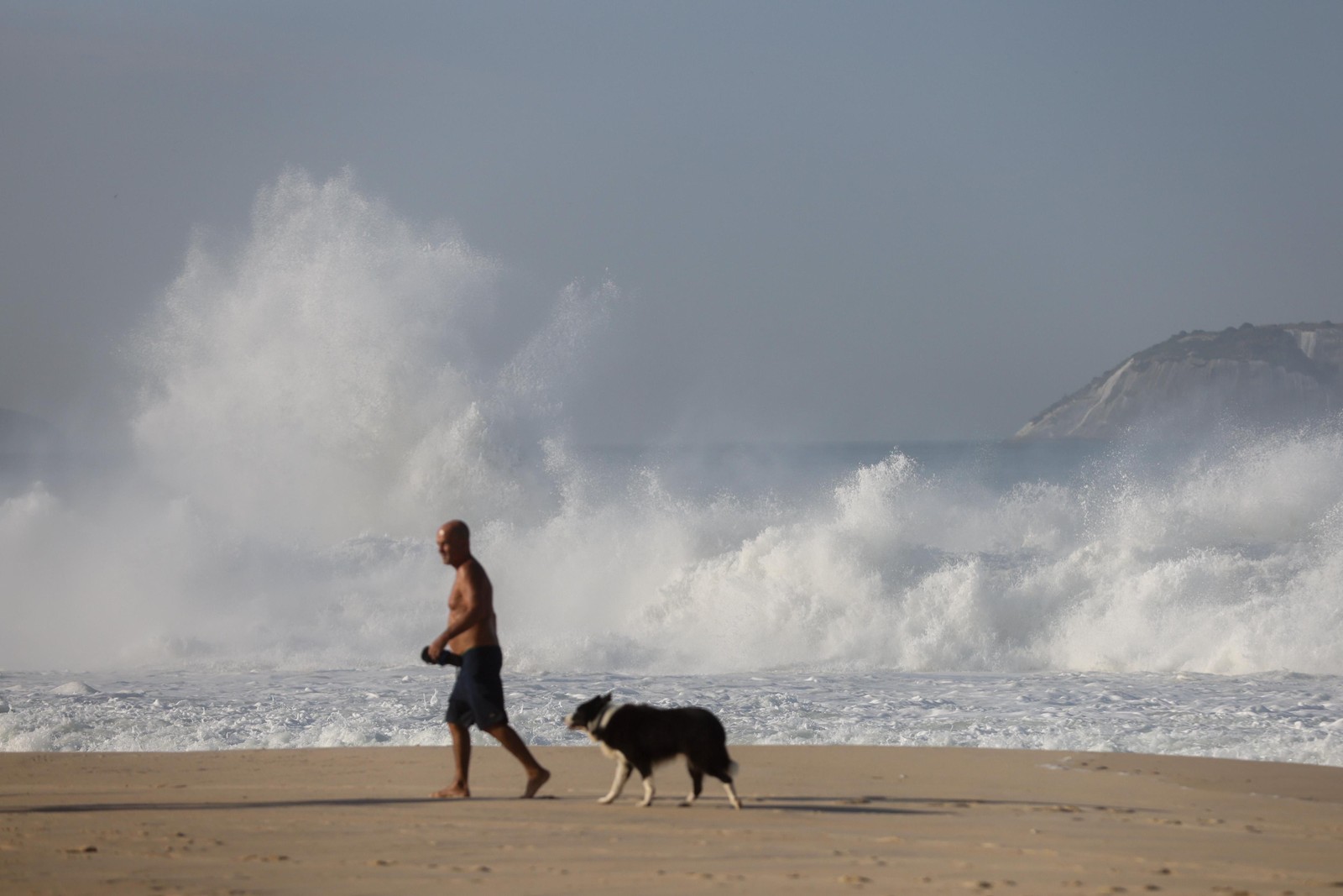 Ressaca na praia do Leblon — Foto: Márcia Foletto / Agência O Globo