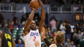 Kawhi Leonard durante jogo pré-temporada, contra o Utah Jazz — Foto: Darryl Oumi/AFP