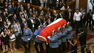 Caixão com o corpo do ex-presidente chileno Sebastián Piñera é carregado no Palácio do Congresso Nacional — Foto: Rodrigo Arangua/AFP