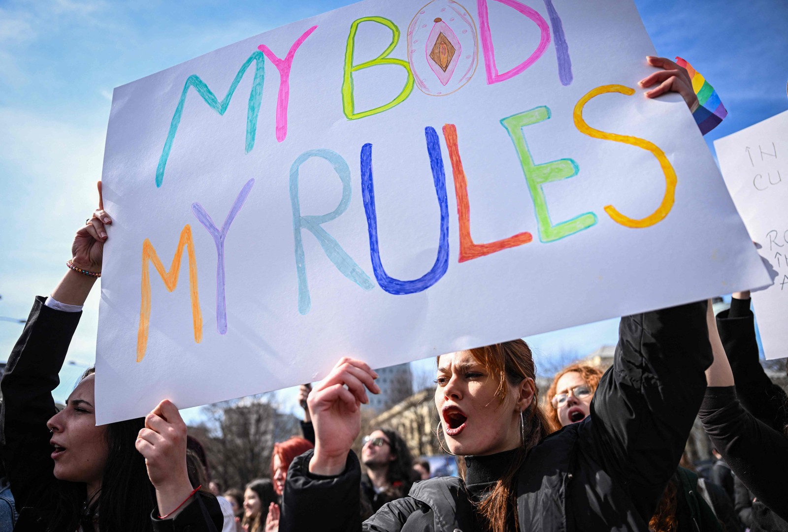 Membros de várias ONGs feministas protestam em frente ao governo romeno em Bucareste para marcar o Dia Internacional da Mulher, em 2023. Daniel Mihailescu / AFP