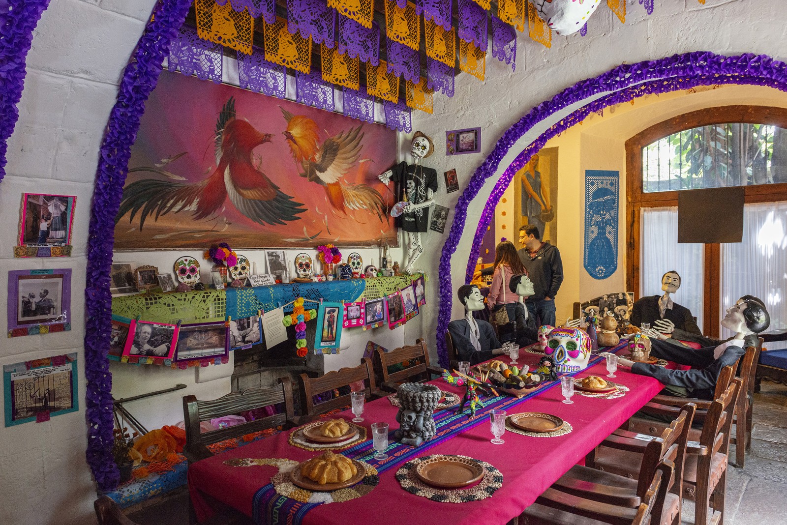 Dentro da Casa del Emilio Fernández, no bairro de Coyoacán, na Cidade do México. A casa de Fernández continua decorada com suas recordações  — Foto: Adrian Wilson/The New York Times