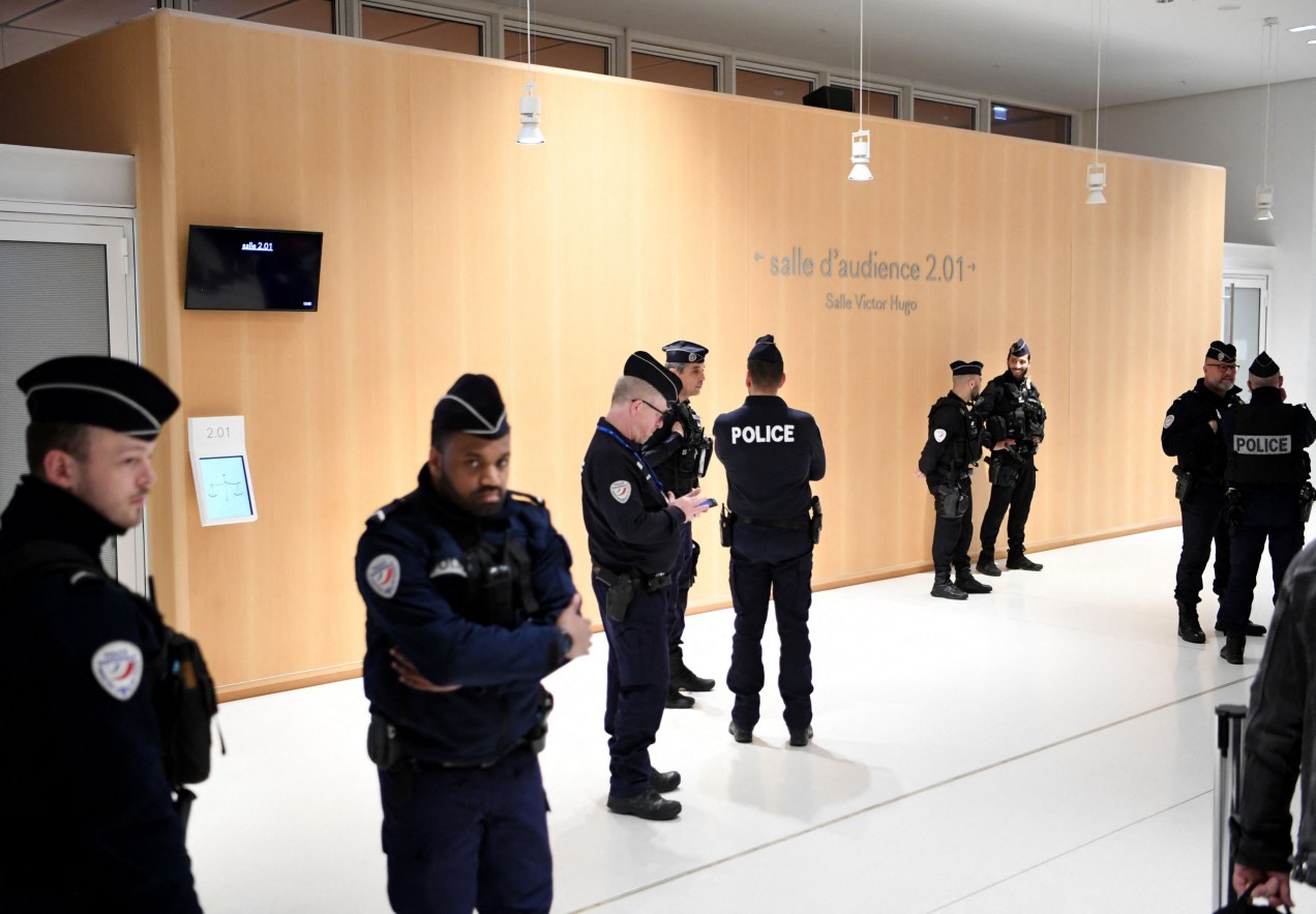 Policiais na sala de audiência, em 17 de abril, onde ocorreu a absolvição da Air France e da Airbus pela queda do voo 447, em 2009 — Foto: AFP/Bertrand Guay