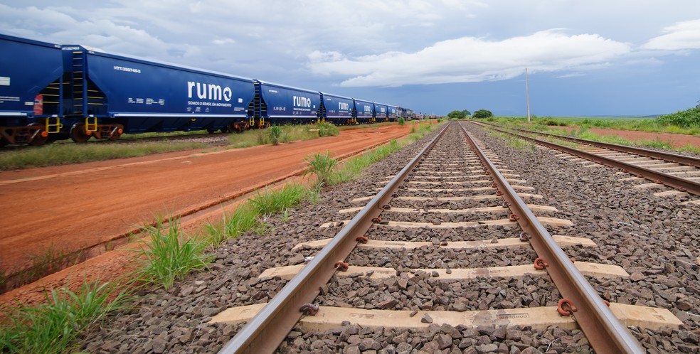 Trecho de ferrovia operada pela Rumo em Mato Grosso: BNDES ficou com a metade de uma oferta de R$ 1,5 bilhão em títulos — Foto: Divulgação