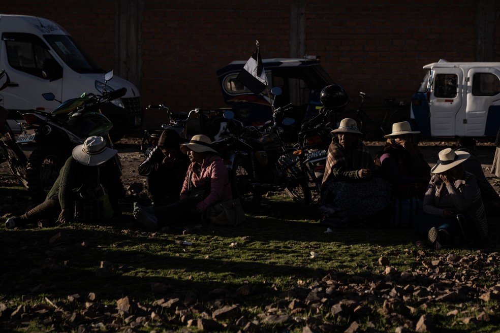 Pessoas na fila para prestar homenagem à família de Brayan Apaza — Foto: Feederico Ríos/The New York Times