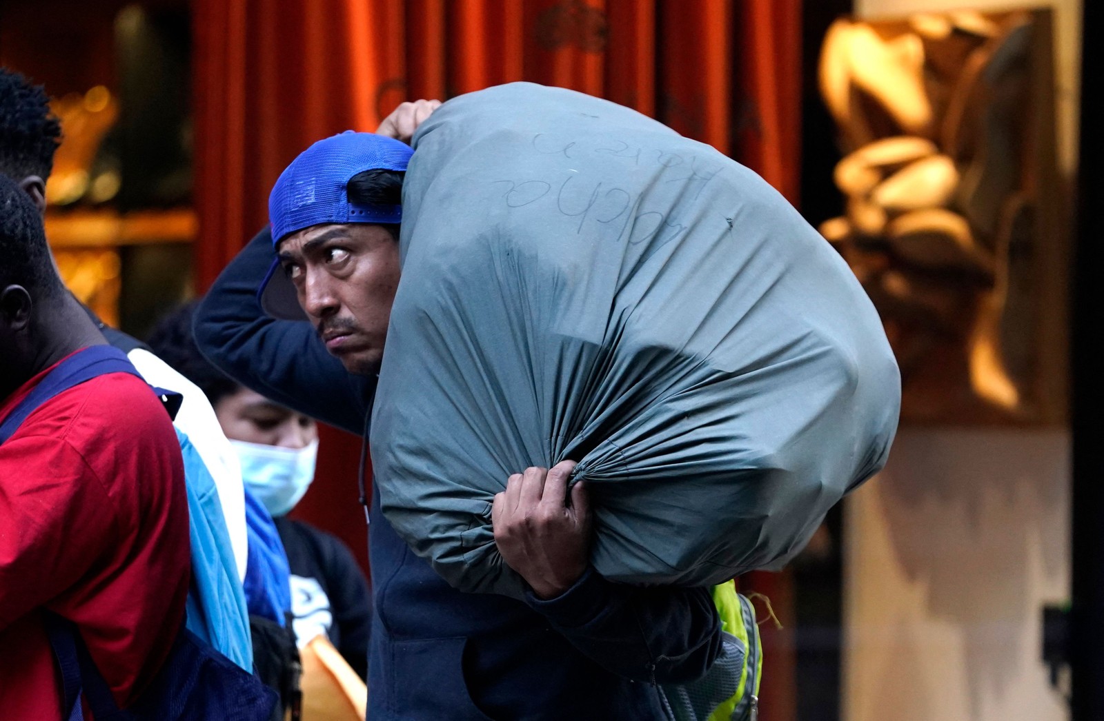 Os imigrantes, muitos da América Central e da África, têm dormido nas ruas ou em outros abrigos, enquanto a cidade continua a lutar contra o fluxo que só fez aumentar nesta primavera e verão.  — Foto: Spencer Platt/Getty Images/AFP 