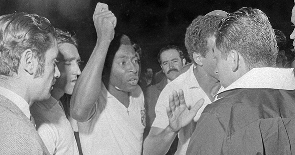Pelé reclamando durante jogo entre Santos e Colômbia, em Bogotá — Foto: Reprodução