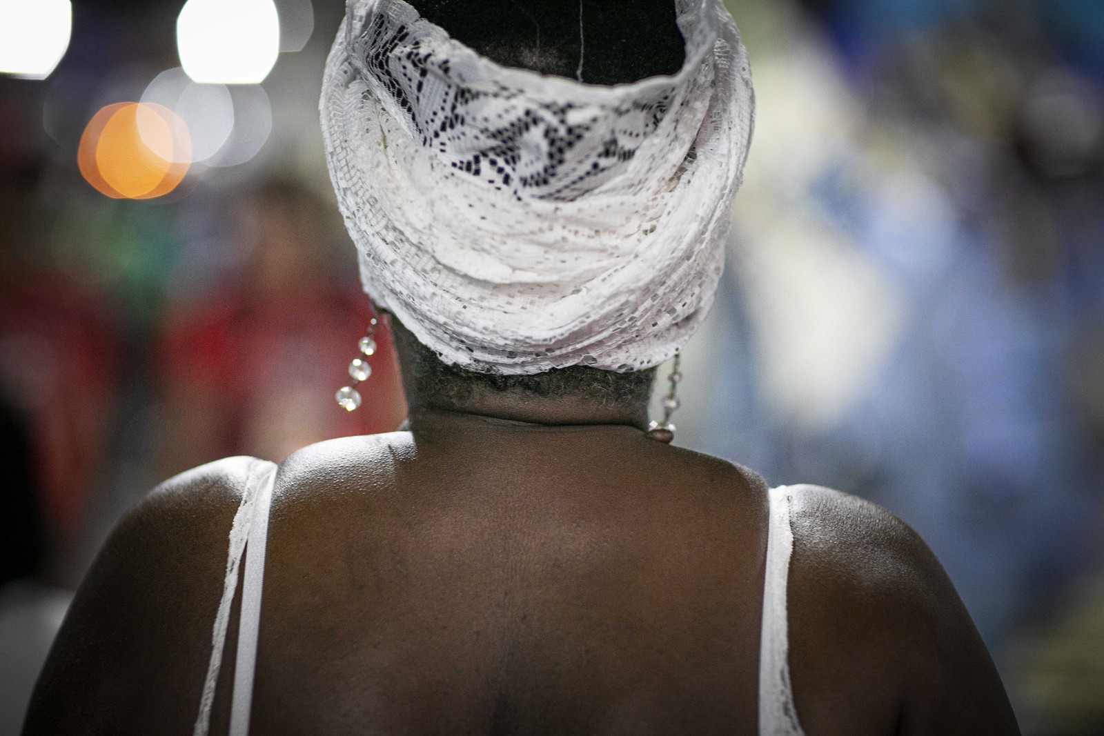 Nilcéa é aposentada, e ainda trabalha, mas é o amor pelo carnaval que a mantém  — Foto: Guito Moreto/Agência O Globo