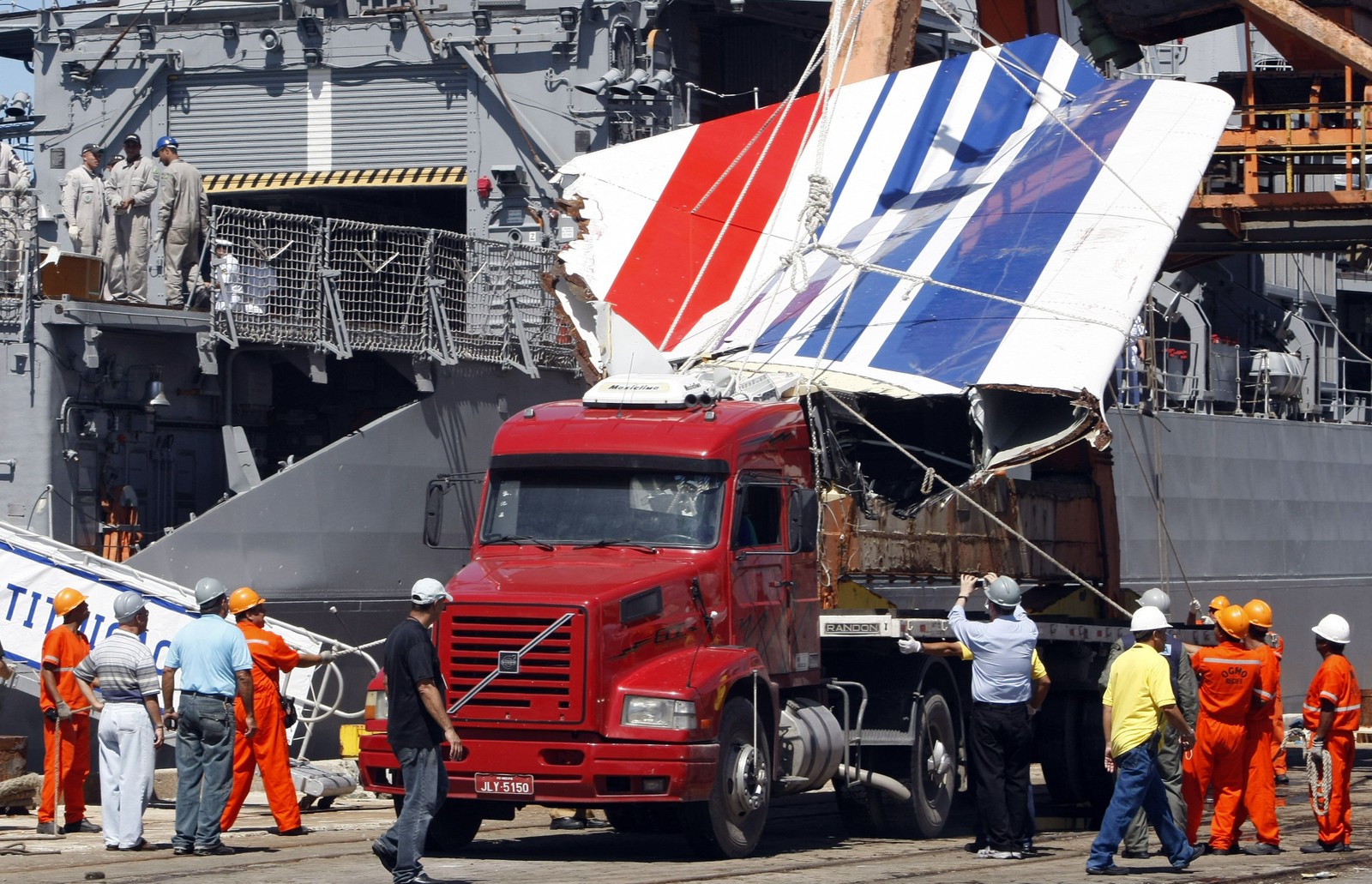 Cauda recuperada da aeronave Air France A330 é descarregada no porto do Recife, em 2009 — Foto: Evaristo Sá / AFP