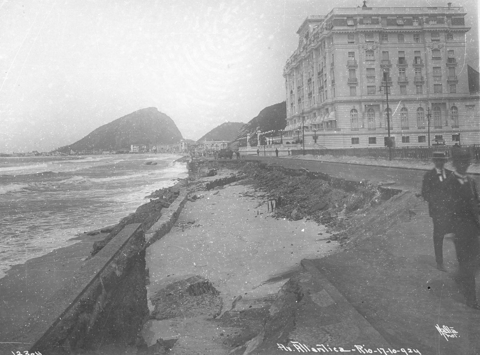 Copacabana Palace, em 1924, ainda sem o calçadão de Copacabana — Foto: Augusto Malta