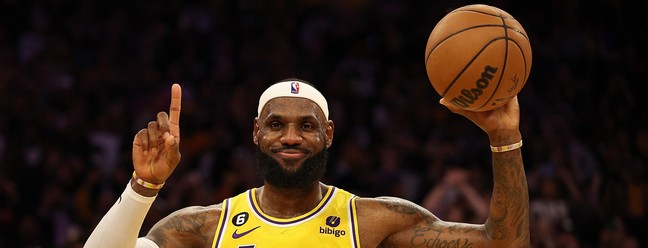 LeBron James, do Los Angeles Lakers, depois de marcar uma cesta e ultrapassar Kareem Abdul-Jabbar, tornando-se o maior cestinha da história da NBA, durante partida contra o Oklahoma City Thunder, na Crypto.com Arena, em 7 de fevereiro, Los Angeles, Califórnia. — Foto: Harry How / GETTY IMAGES NORTH AMERICA / Getty Images via AFP