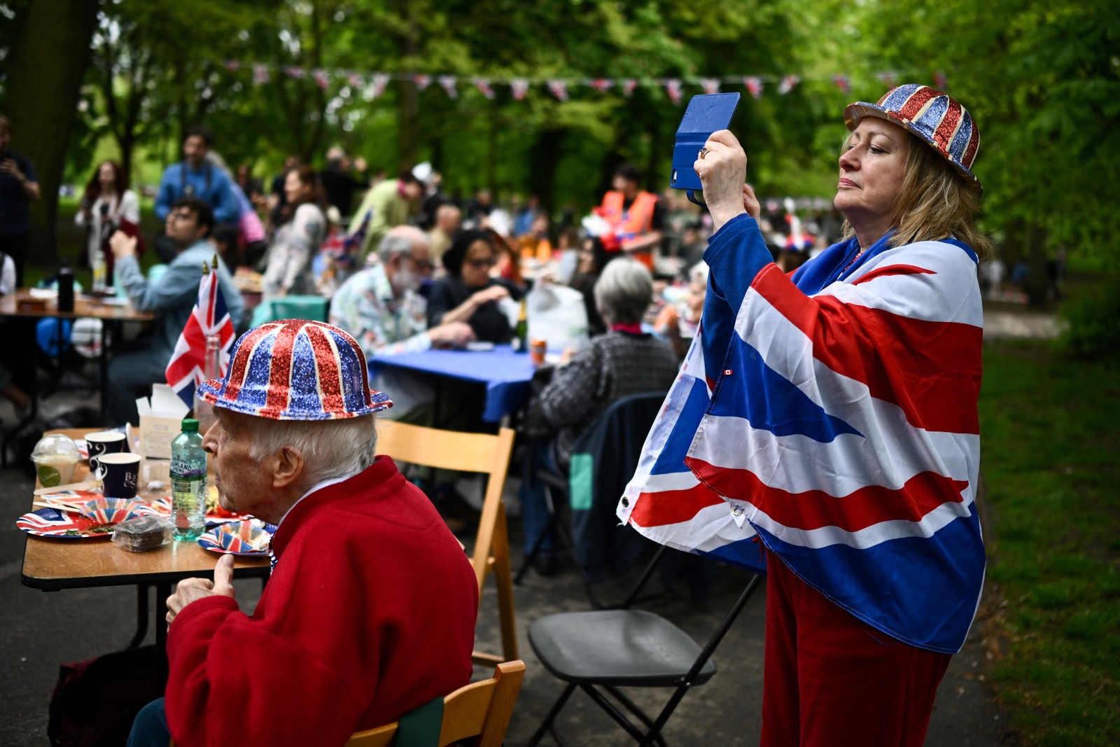 Britânicos no Grande Almoço da Coroação, em Londres — Foto: AFP