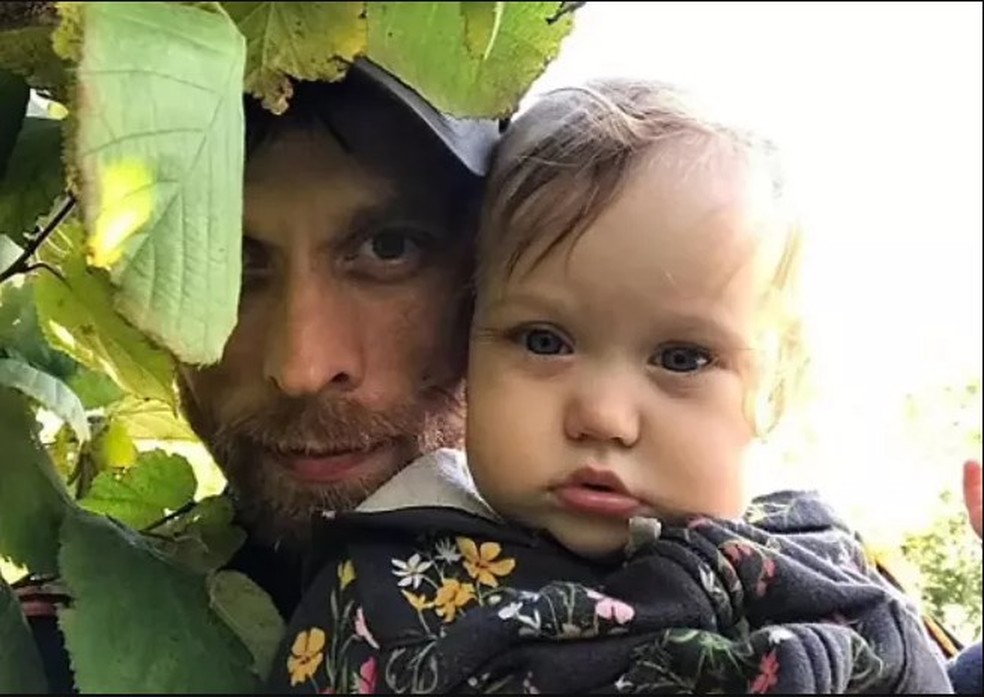 Daniel Auster e a filha Ruby, de 10 meses: ambos morreram em decorrência de overdose — Foto: Reprodução/Instagram