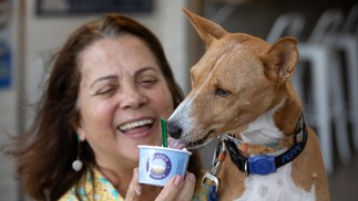 Gelaterias trabalham com serviços diferenciados para atrair clientes o ano todo. Thereza Marino oferece sorvete de creme para o cãozinho Pepe na Gelateria Piemont, em Copacabana. Foto: Ana Branco/Agência O Globo